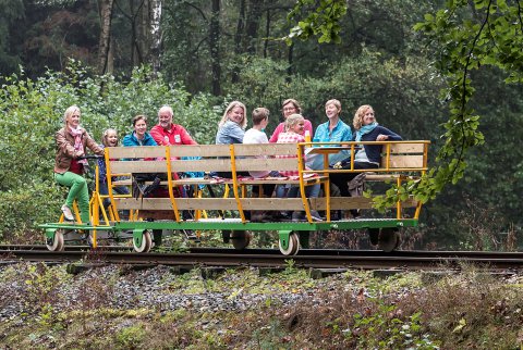 Eerste spoorfiets rijdt over historische spoorlijn tussen Kapellen en Brasschaat